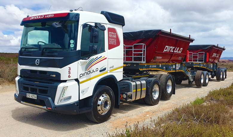 Pindulo VDM Volvo truck with bulk trailers